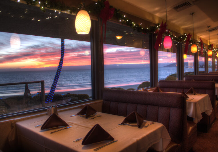 nightime-dining-at-Steamers